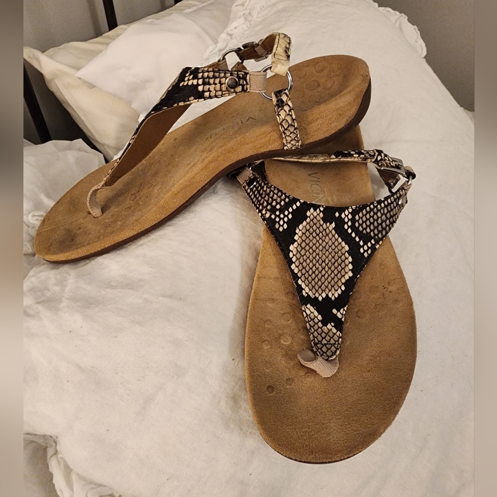 VIONIC Kirra python leather thong sandals size 8.5
